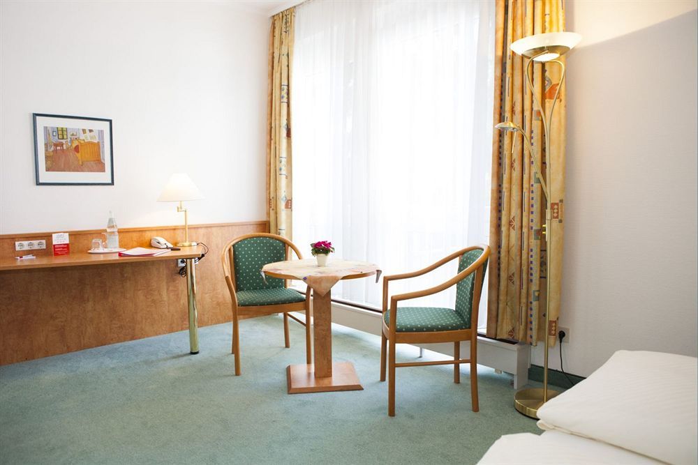 Hotel Am Düsseldorfer Platz Ratingen Exterior foto